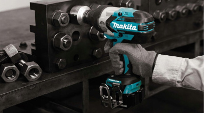 Аккумуляторный ударный гайковёрт Makita DTW1001RTJ
